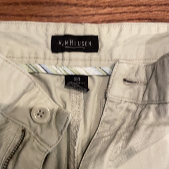 Men’s Van Heusen Shorts - Picture 2 of 3